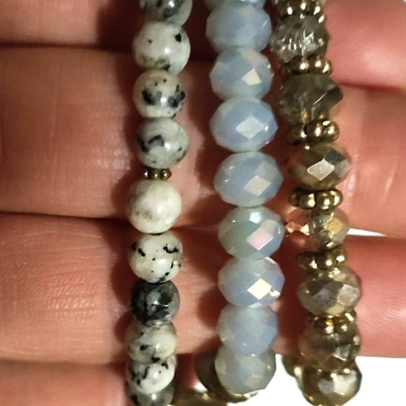 VINTAGE STACKABLE 3-LAYERED STONE & GLASS BEADED MULTI-CHARM STRETCH BRACELET - Picture 5 of 10